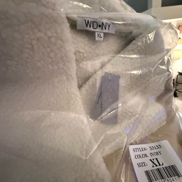 WD.NY Women's Beige and Ivory Faux Shearling Vest NWT XL - Picture 4 of 9